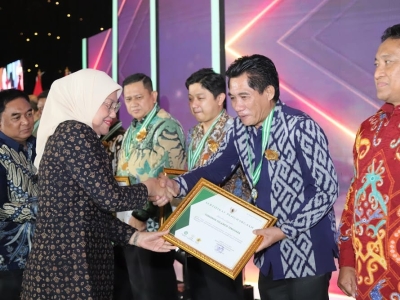 Kadis Transnaker Sultra, Ali Haswandy saat mewakili Gubernur Sultra menerima penghargaan K3 tahun 2023 dari Menteri Tenaga Kerja, Ida Fawziah di Jakarta, Kamis (22/06/2023)   Foto :IST