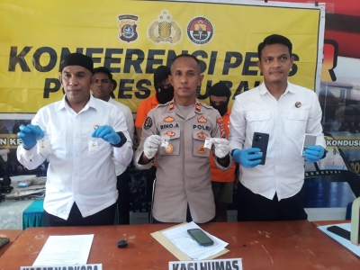 Kasat Resnarkoba Polres Baunau Iptu Joni Arani, SH., MH, Kasi Humas Polres Baubau Iptu Rino Asnan, SH dan anggota Opsnal Resnarkoba saat menunjukan barang bukti Narkoba jenis sabu , alat timbangan dan alat komunikasi para tersangka