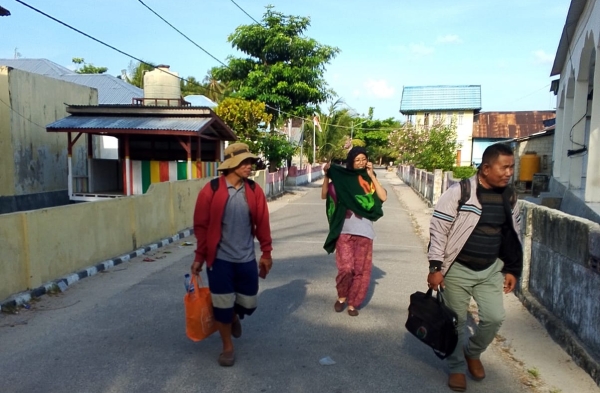Suasana di Pulau Batuatas, tampak jaringan Listrik PLN di sepanjang jalan
