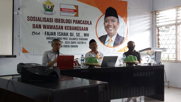 Fajar Ishak Daeng Jaya (tengah), Andi Tendri Machmud (kiri) dan Sekcam Betoambari  (Kanan) saat pelaksanaan sosialisasi  Ideologi Pancasila dan wawasan Kebangsaan di Kecamatan Betoambari Kota Baubau, Jum&#039;at (05/08/2022)