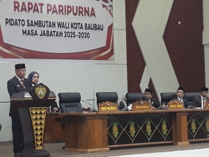 H Yusran Fahim, SE dan Ir Wa Ode Hamsinah Bolu, M.Sc, memberikan pidato sambutan pada Rapat Paripurna DPRD Kota Baubau