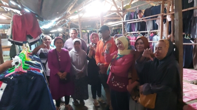 Wali Kota Baubau La Ode Ahmad Monianse berbincang dengan Ibu Ibu Penjual RB di Pasar Wameo Jumat (6/1/2023)