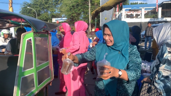 Ketua GOW Kota Baubau Wa Ode Nursanti Monianse bersama Gabungan Organisasi Wanita , TP PKK dan DWP saat melaksanakan kegiatan pembagian Takjil di Area Pelabuhan Murhum Selasa (11/4/2023)