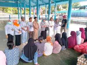 ‘Grup Melai Peduli’ yang beranggotakan Anak Anak benteng Keraton Wolio saat Berbagi Rezeki kepada Keluarga dan Kerabat di Baruga Keraton Wolio Kamis (20/4/2023) 