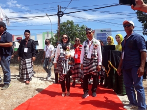 Pasangan Kamali tiba di Kantor KPU Baubau untuk mendaftar sebagai Calon Walikota dan Wakil Walikota Baubau periode 2024-2029 melalui jalur independet