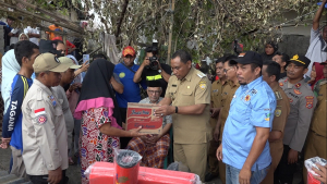 Wali Kota Baubau serahkan Bantuan Sosial Kepada korban Musibah Kebakaran di Pulau Makasar