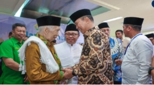 Gubernur Sultra, Andi Sumangerukka saat menyambut jamaah haji asal Sultra di Bandara Haluoleo