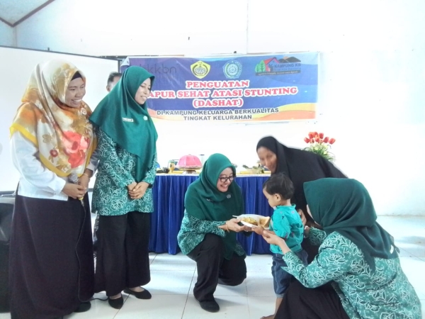 Ketua TP PKK Kota Baubau Ny Reffiani Dwiatmo pada Kegiatan Penguatan DASHAT di Keljurahan Waborobo. Kegiatan ini dalam rangka Penangananan Stunting