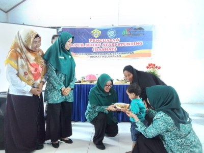 Ketua TP PKK Kota Baubau Ny Reffiani Dwiatmo pada Kegiatan Penguatan DASHAT di Keljurahan Waborobo. Kegiatan ini dalam rangka Penangananan Stunting