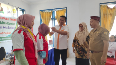 Anggota DPRD Sultra, Fajar Ishak Daeng Jaya saat menghadiri pelatihan menjahit