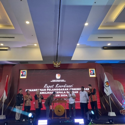 Komisioner KPU RI, Parsadaan Harahap saat membuka rakor penyelesaian sengketa administrasi yang digelar KPU Sultra