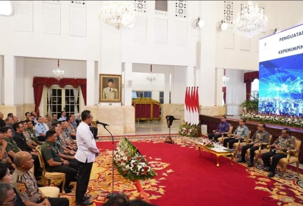 Pj Wali Kota Baubau Dr. Muhammad Rasman Manafi, S.P, M.Si saat tampil memaparkan materi pada kegiatan Pengarahan Presiden Republik Indonesia kepada peserta PPSA XXIV dan Alumni PPRA LXV Tahun 2023 Lemhanas RI di Istana Negara, Rabu (04/10/2023). Foto : ist
