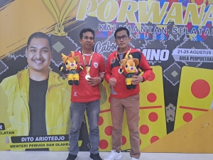 Pasangan atelet Domino PWI Sultra, Mahdar Tayong dan Hasrul berhasil membawa pulang medali perak di cabang Domino Tertutup