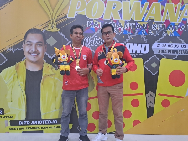 Pasangan atelet Domino PWI Sultra, Mahdar Tayong dan Hasrul berhasil membawa pulang medali perak di cabang Domino Tertutup