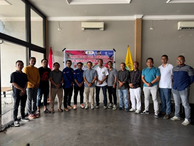 Ketua PBSI Kota Baubau, Natas Aryu Prawira foto bersama usai terpilih secara aklamasi