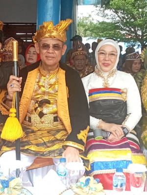 Wali Kota Baubau, H Yusran Fahim didampingi Hj Siti Arianto Yusran saat menghadiri puncak peringatan HUT Sultra ke-61 di Kolaka