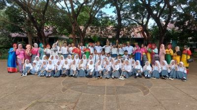 Para Guru dan Siswa SMAN 3 Baubau usai melaksanakan Upacara Hari Pendidikan Nasional 2 Mei 2023 di Halaman Kampus Hijau SMAN 3 Baubau