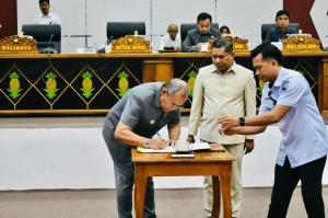 Penandatanganan persetujuan dua Ranperda oleh Walikota Baubau, H. Yusran Fahim, SE dan Ketua DPRD Kota Baubau Ardin Jufri. ST