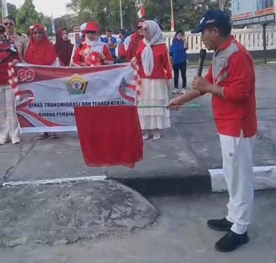 Kadis Transnaker Sultra,LM Ali Haswandy saat melepas peserta devile dalam rangka menyemarakkan HUT RI ke-80