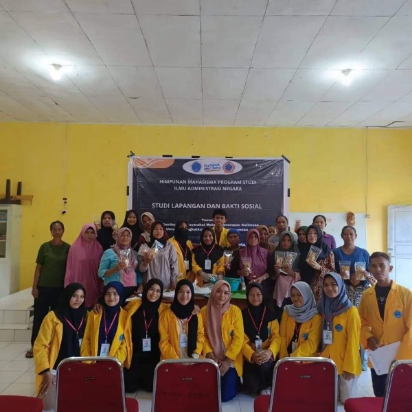 Para mahasiswa Unidayan Bersama para pelajar saat kegiatan Baksos di Burangasi Buton Selatan