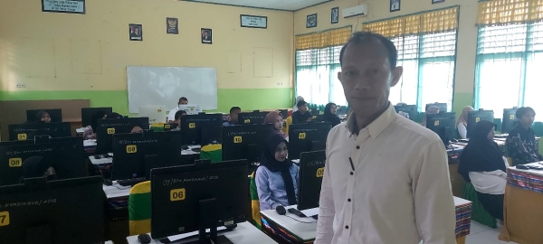Kepala SMAN 3 Baubau La Ode Mustafa, S.Pd saat menyaksikan Pelaksanaan Tes Substantif PPG  hari pertama di SMAN 3 Baubau