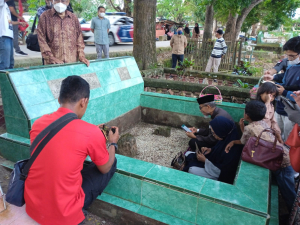 Irjen Kemenkumham RI, Ir H Razilu saat ziarah dimakan ayahandanya disela selah kunker di Kendari Sultra