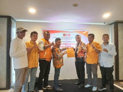 Ketua DPC Hanura Kabupaten Muna, Irwan saat menyerahkan rekomendasi kepada Laode Husuna Ringa John