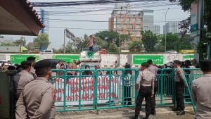 Mahasiswa yang tergabung dalam konsorsium  LP2D Sultra kembali menggelar unjuk rasa di Kantor Pusat PT. Antam Tbk. Senin (05/06/2023). 