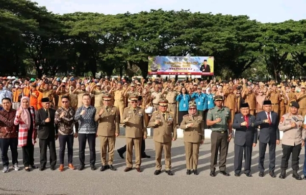 Pj Gubernur Sultra, Andap Budhi Revianto, diampingi Sekda, Asrun Lio ,Kadis Transnaker Sultra, LM Ali Haswandy bersama forkopimda Sultra foto bersama usai upacara