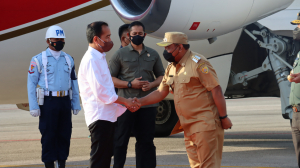 Wali Kota Baubau La Ode Ahmad Monianse Saat menyambut Kehadiran Presiden Joko Widodo sesaat setelah turun dari Pesawat Kepresidenan di Bandara Betoambari Senin (26/9)