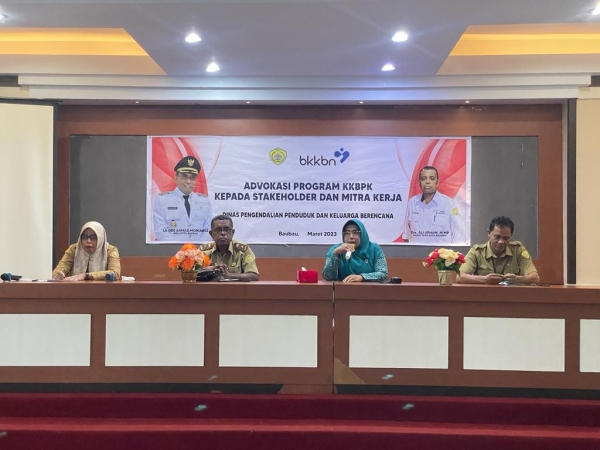 Ketua TP PKK Kota Baubau Wa Ode Nursanti Monianse pada acara Advokasi Program KKBPK kepada Stakeholder dan Mitra kerja  yang dilaksanakan oleh Badan pengendalian penduduk dan keluarga Berencana kota Baubau di Aula Hotel Galaxi inn  Selasa (28/3/2023). 
