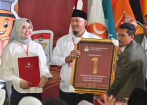 Paslon Wali Kota dan Wakil Wali Kota Kendari, Siska -Sudirman saat menunjukan nomor urut 1 untuk Pilwali Kota Kendari Tahun 2024