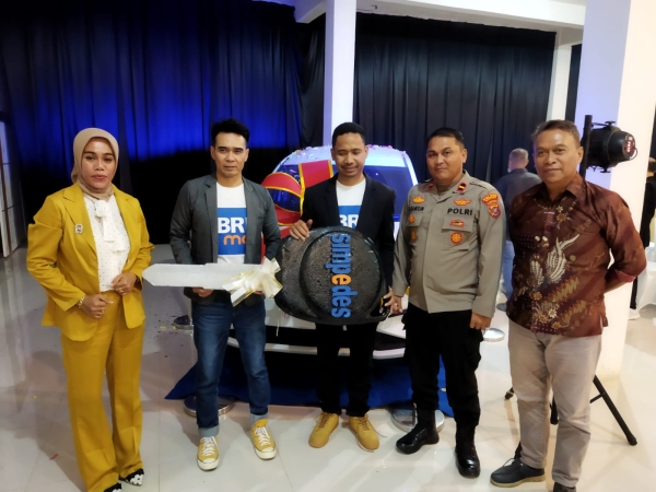 Penyerahan hadiah utama mobil secara simbolis kepada pemenang