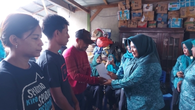 Ketua TP PKK Kota Baubau Wa Ode Nursanti Monianse saat menyerahkan santunan kepada Korban Kebakaran di Bukit Wolio Indah Selasa (28/2/2023)