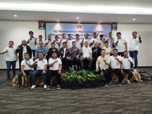 Peserta dan penguji UKW foto bersama usai penutupan