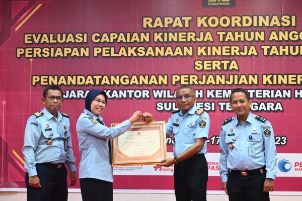 Kepala Balai Pemasyarakatan Kelas II Baubau, Sri Maryani (kiri) ketika menerima penghargaan dari Kakanwil Sultra, Silvester Sili Laba (Kanan).