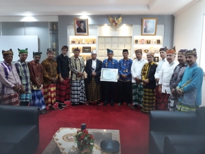 Lembaga Adat dan Budaya Kesultanan Buton (LABKB) memberikan penghargaan kepada Pj Walikota Baubau, Muh Rasman Manafi yang mampu menyatukan lembaga adat Kesultanan Buton   Foto Ist