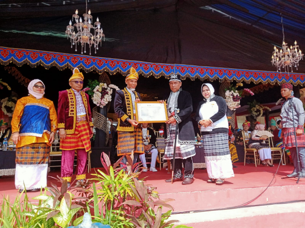 Plj Dirjen DJKI, Ir H Razilu MSi saat menyerahkan  sertifikat kekayaan intektual komunal kepada Wali Kota Baubau, La ode Ahmad Monianse 