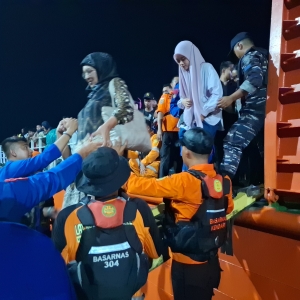 Proses evakuasi penumpang Kapal KM Alif Bahari 