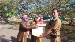 Kepala SMAN 3 Baubau La Ode Mustafa, S.Pd menyerahkan hadiah pemenang Lomba dalam Rangka HUT RI ke-78 di SMAN 3 Baubau Senin (21/8/2023)