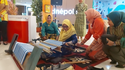 Ketua Dekranasda Kota Baubau Ny Reffiani Dwiatmo di acara Display Tenun Bone-Bone 2024