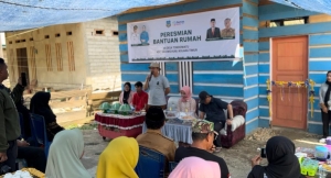 Bupati Koltim, Abdusl azis saat meresmikan 16 unit rumah bantuan untuk korban puting beliung