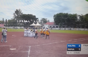 Tim Softball Putri Sultra saat berlaga di final melawan tim putri papua 