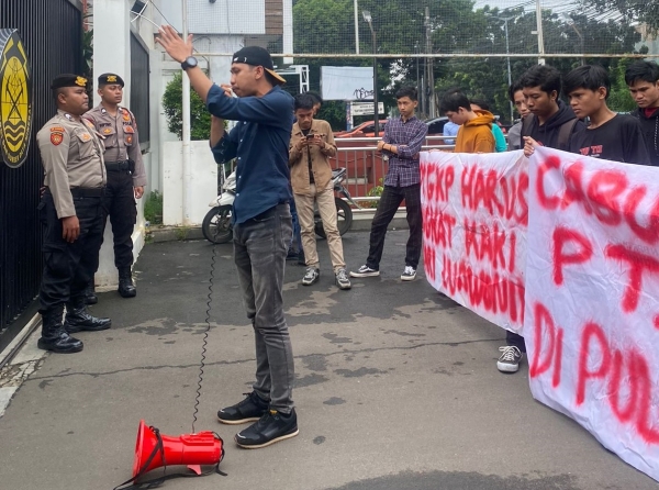Himpunan Pemuda 21 Nusantara (HP21N) dan Forum Komunikasi Mahasiswa Wawonii Indonesia (FORKOMNI) melakukan aksi unjuk rasa depan Kantor Kementrian ESDM Rabu (15/3/2023)