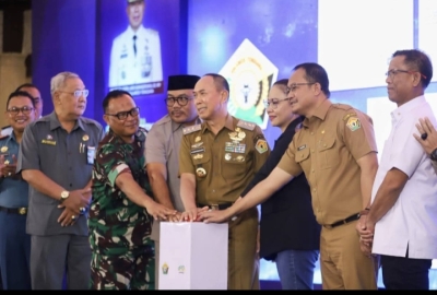 Gubernur Sultra, Andi Sumangerukka bersama Forkopimda menekan bel membuka kegiatan Sultra Investment Summit 2025