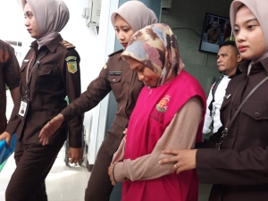 Tersangka WROM saat digelandang tim Kejari Baubau menuju Lapas Kelas IIA Baubau