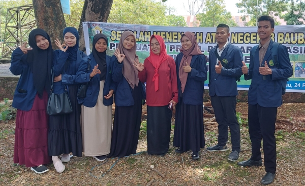 Mahasiswa Universitas Muhammadiyah Buton Peserta PLP 2 Bersama Kepala SMAN 3 Baubau Sitti Yuliana, S.Pd, M.Pd Jumat (24/2/2023)