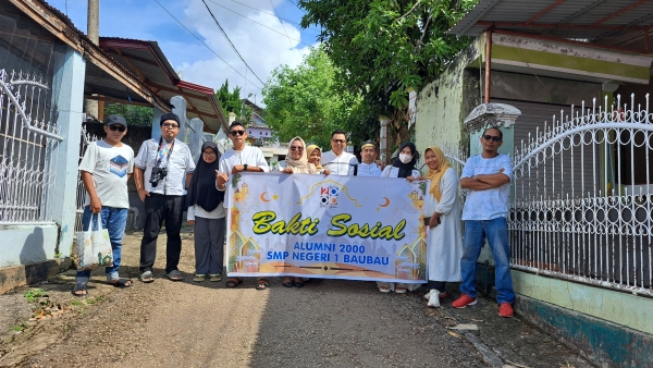 Kegiatan bakti sosial Alumni SMP Negeri 1 Baubau Angkatan 2000 Minggu (23/3/2025)