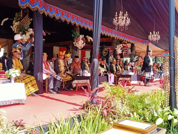 Wali Kota Baubau, La ode Ahmad Monianse saat menjadi inspektur upacara dalam puncak peringatan HUT Kota Baubau ke 481 dengan menggunakan pakaian adat Buton