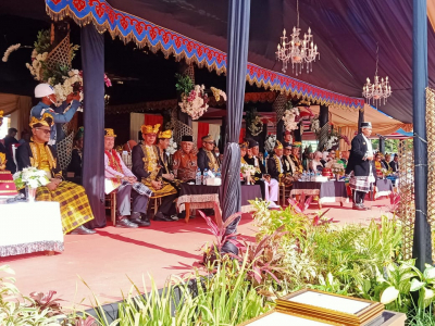 Wali Kota Baubau, La ode Ahmad Monianse saat menjadi inspektur upacara dalam puncak peringatan HUT Kota Baubau ke 481 dengan menggunakan pakaian adat Buton